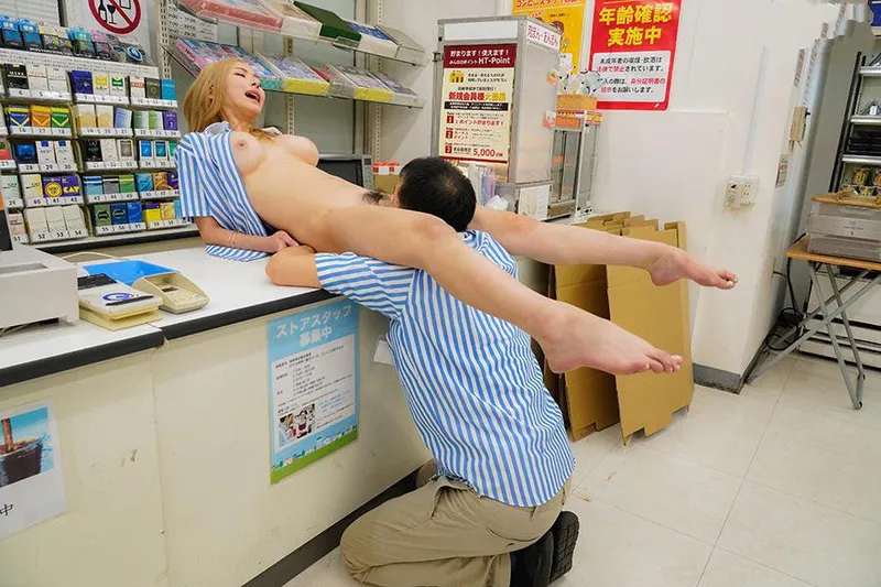 Anh quản lý tống tình tí tẹo ngổ ngáo của chủ cửa hàng tiện lợi