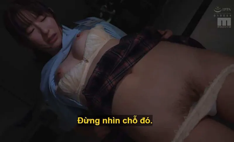 Người sếp lớn lập mưu "lên giường" với em nhân viên kiêu kỳ lười nhác, suốt ngày chỉ chăm chăm chat chit cùng người yêu.